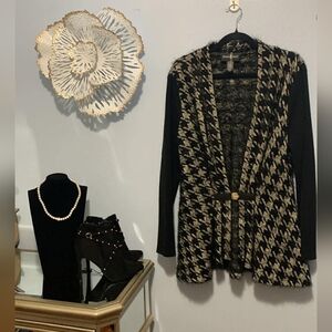 Frank Lyman Design Black and Beige Houndstooth Open-Front Cardigan